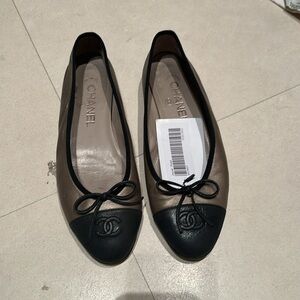 Authenticated Chanel ballerina flats sz 38, black & bronze